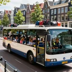 Taxi bus Amsterdam biedt comfortabele transportdiensten door schilderachtige straten van de stad met grote ramen en groepszitplaatsen.