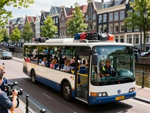 Taxi bus Amsterdam biedt comfortabele transportdiensten door schilderachtige straten van de stad met grote ramen en groepszitplaatsen.